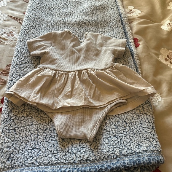 Bella B one piece baby outfit brown 6 months good condition - Picture 4 of 4